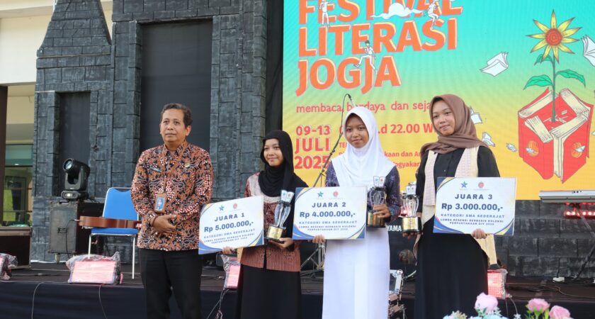 SISWA SMAN 1 PUNDONG RAIH JUARA 1 LOMBA RESENSI SE-DIY
